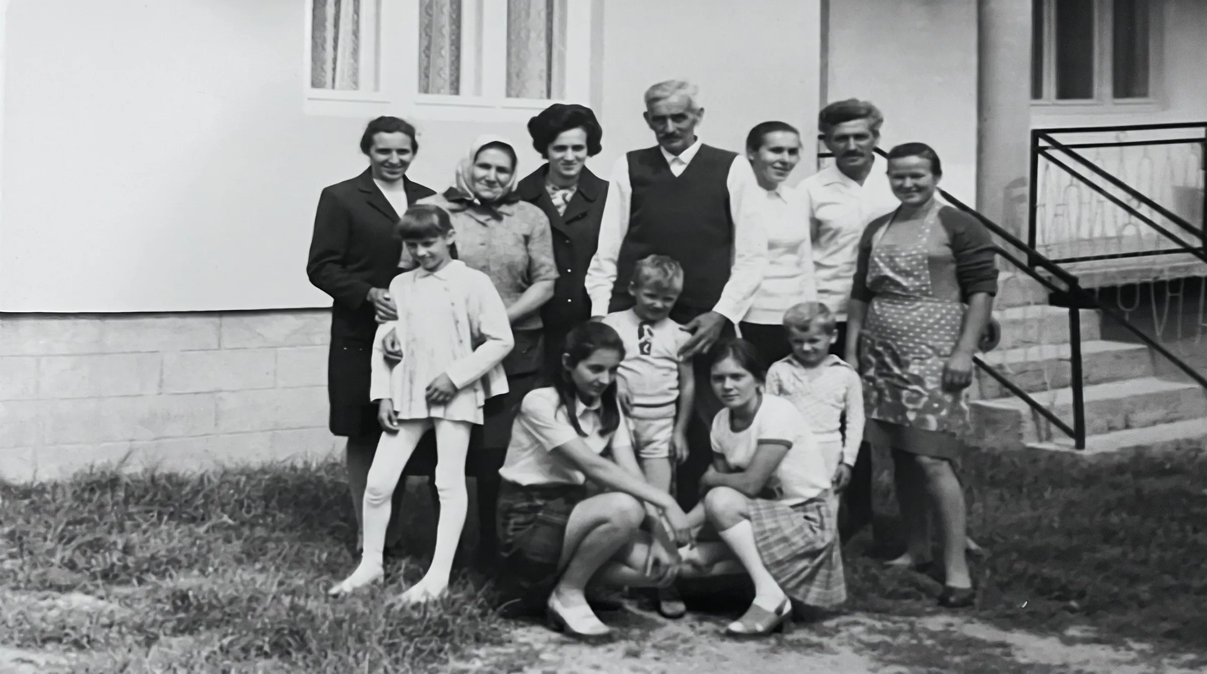 Porodica ispred kuće, stara crno-bela fotografija