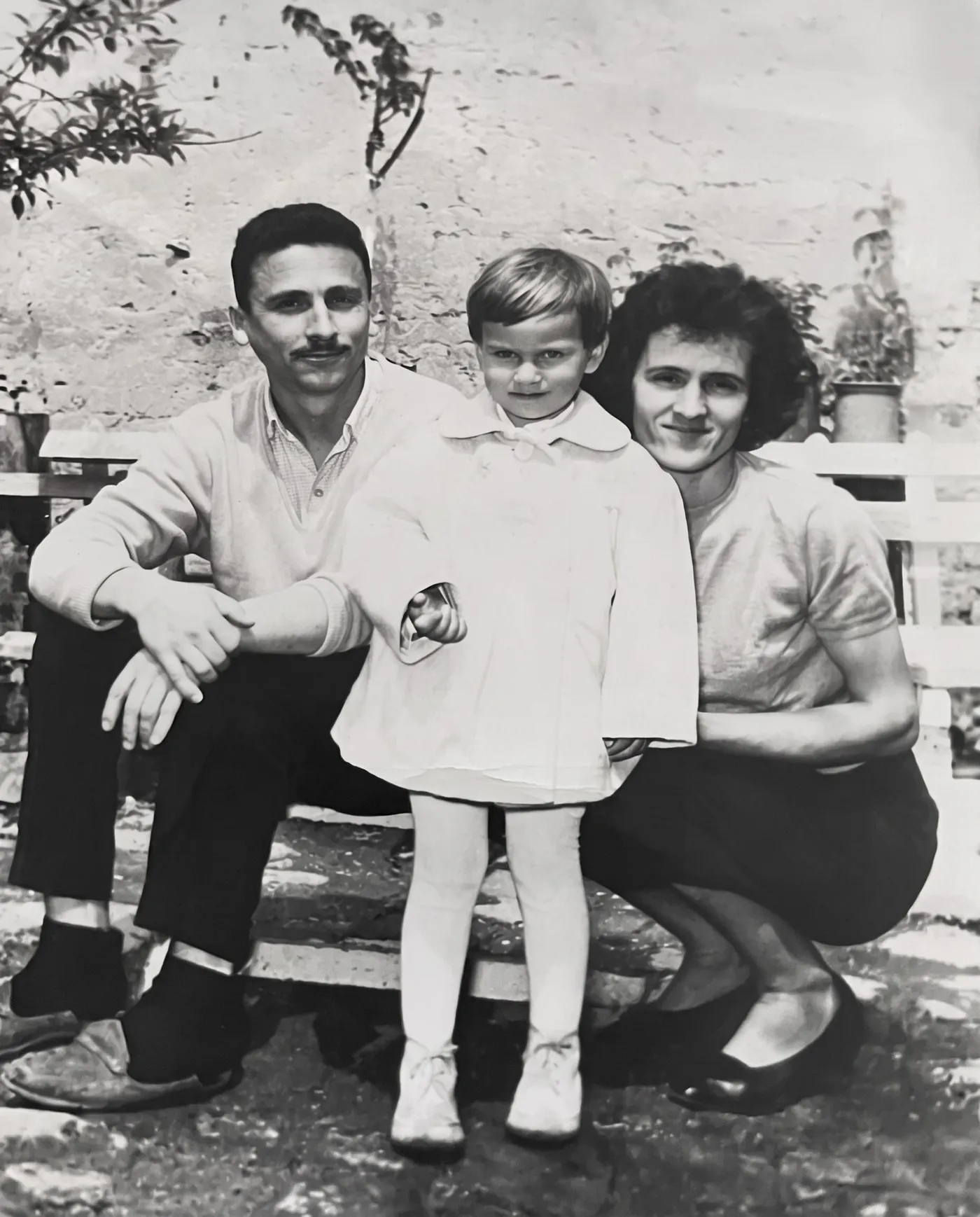 Julijana sa suprugom i ćerkom Svetlanom, stara crno-bela fotografija